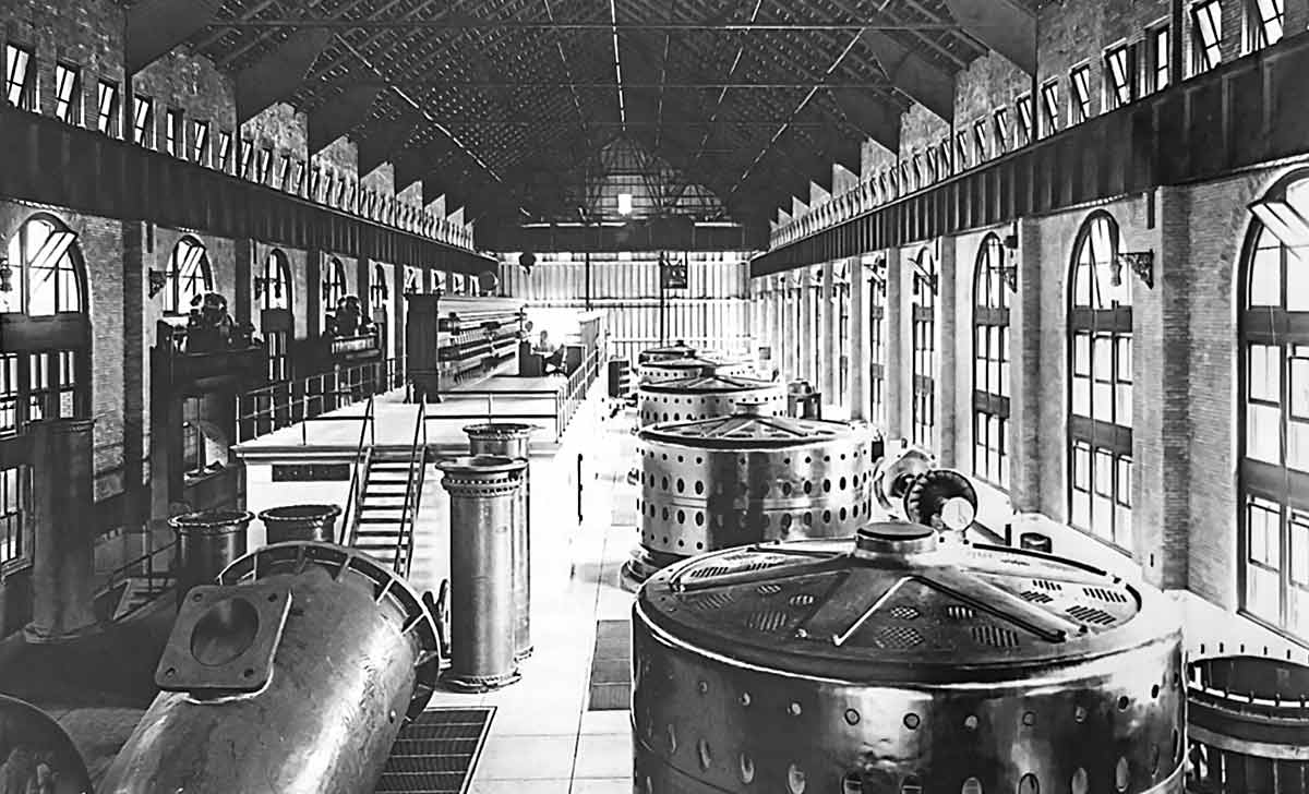 Archival photo from 1910 showing the operating mezzanine with the station controls, above the bus breakers.